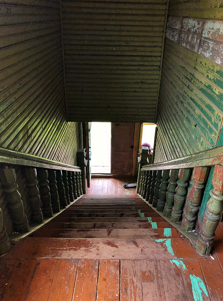 Резные перила на лестнице в обычном деревянном доме