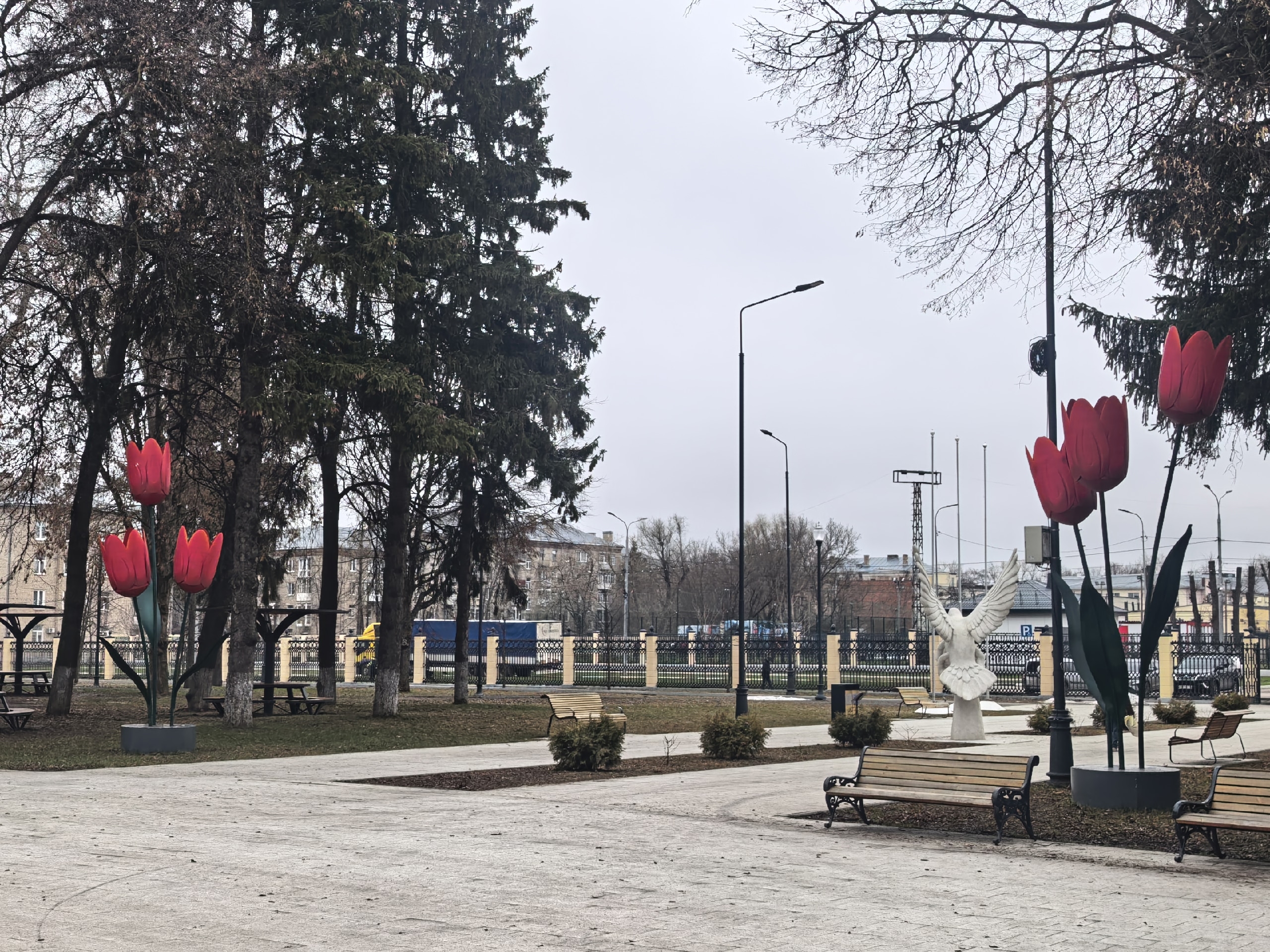 Парк мира! У входа вас встречает голубь мира. Парк находится не в центральной части города, но очень рекомендуем вам туда заглянуть. Здесь можно и погулять, и провести время с детьми на нескольких детских площадках. Парк вошёл в программу "Парки Подмосковья" и был отлично модернизирован.