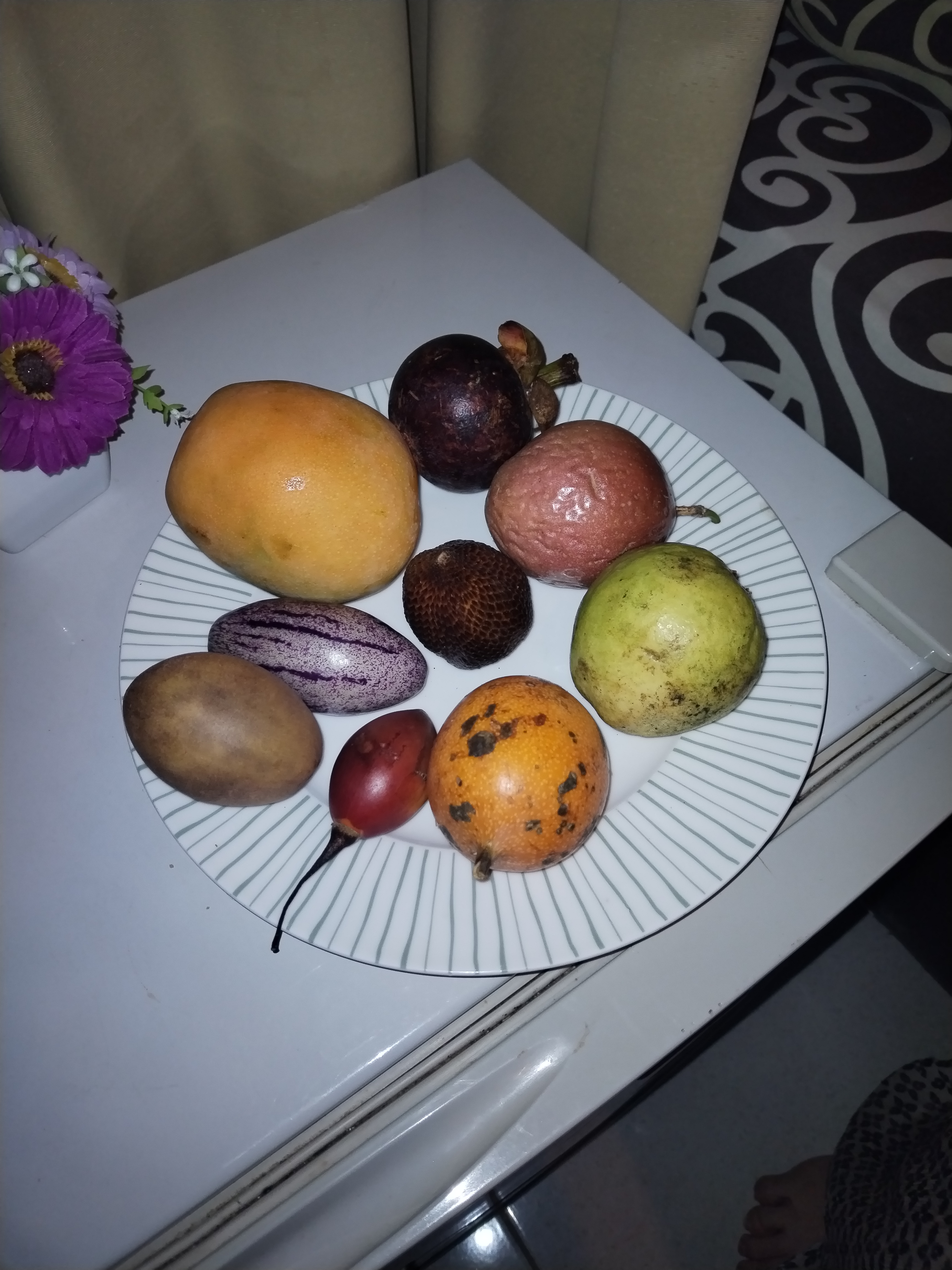 Фрукты: манго, маракуйя, салак, мангостин, саподилла, пепино, тамарилло, гуава