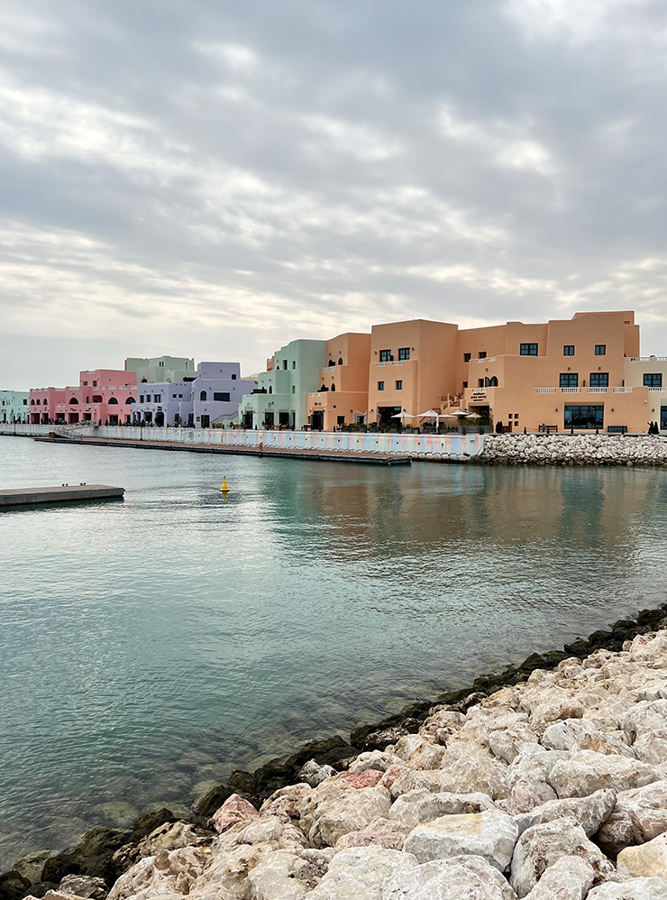Симпатичные разноцветные дома на набережной Дохи