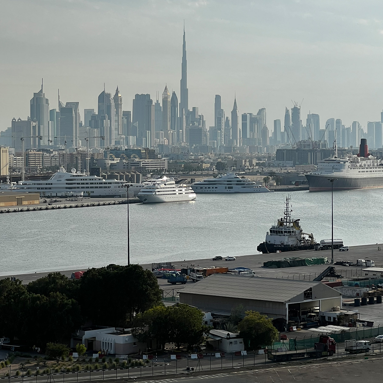 Вид на Дубай с лайнера в круизном порту