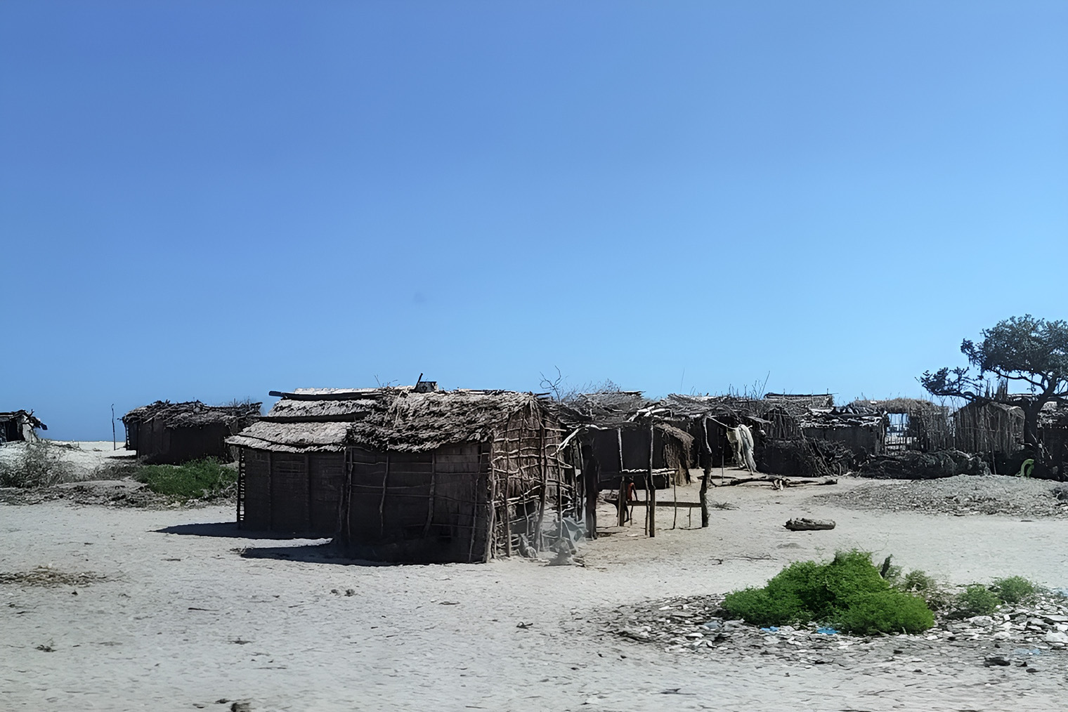 На побережье было много деревень рыбаков, их жилища — настоящие шалаши