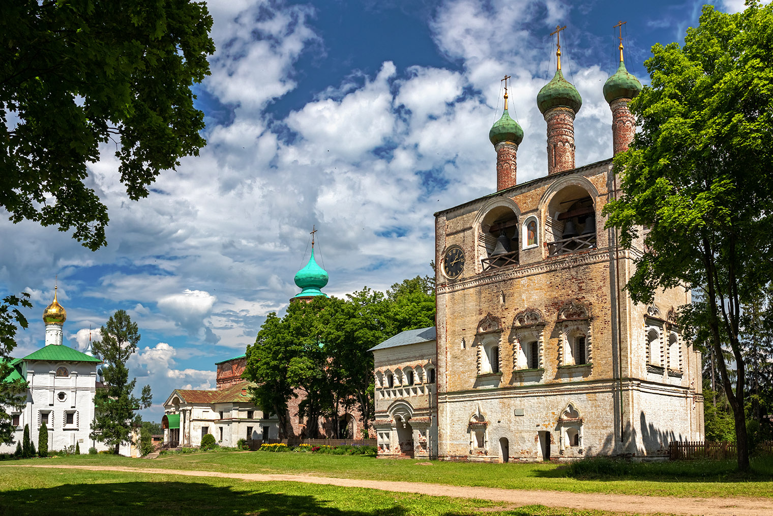 На территории Борисоглебского монастыря. Фотография: FVK36 / Wikimedia