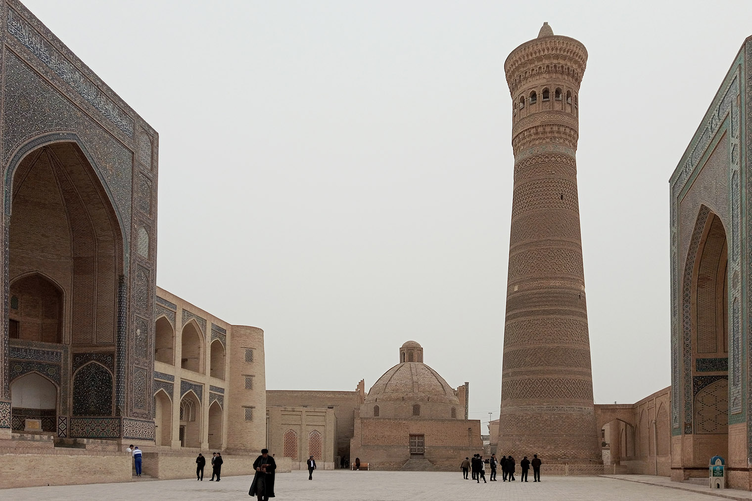 Слева от минарета — медресе Мири-Араб, справа — мечеть Калян