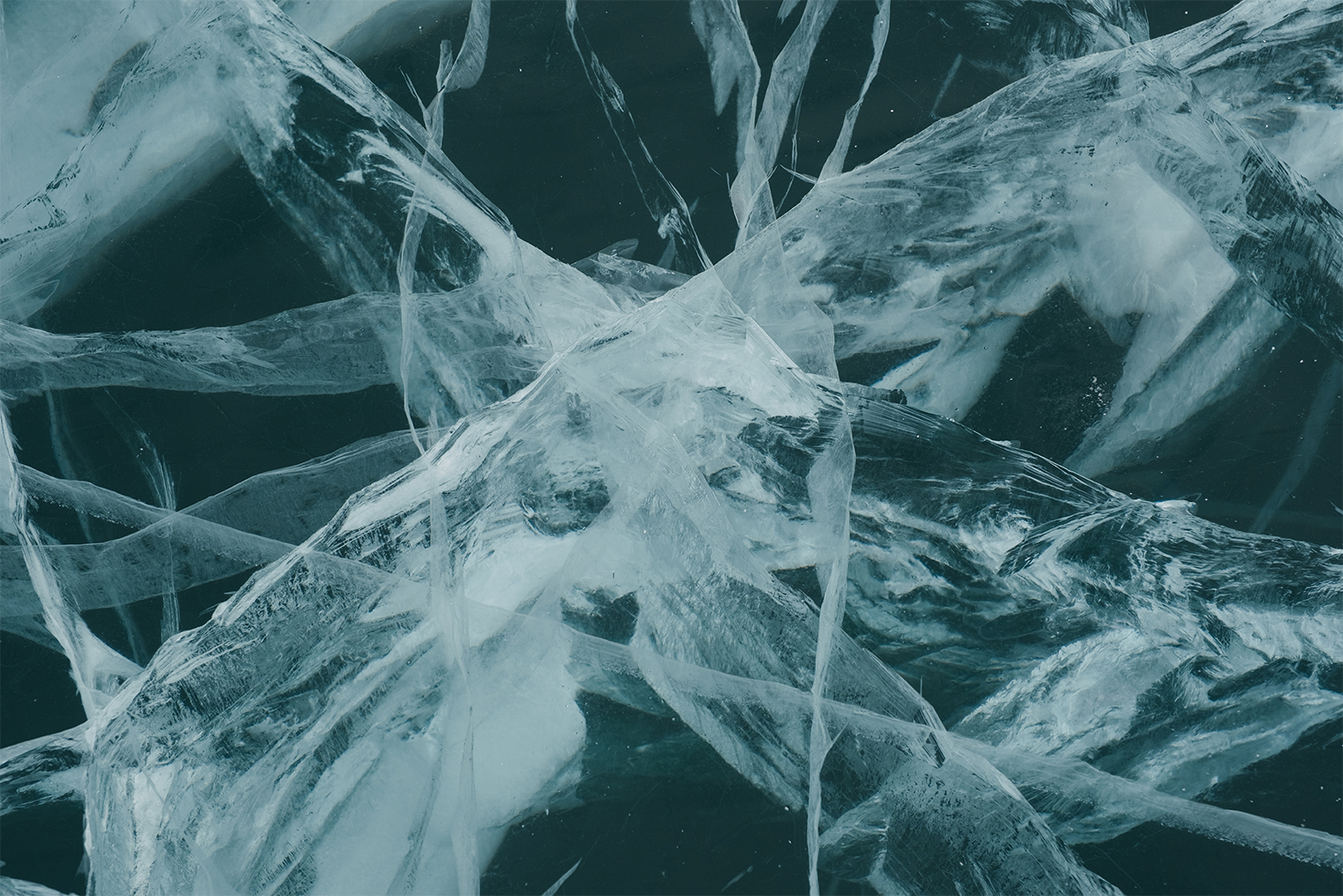 Узоры на льду Байкала. © Анастасия Пожидаева