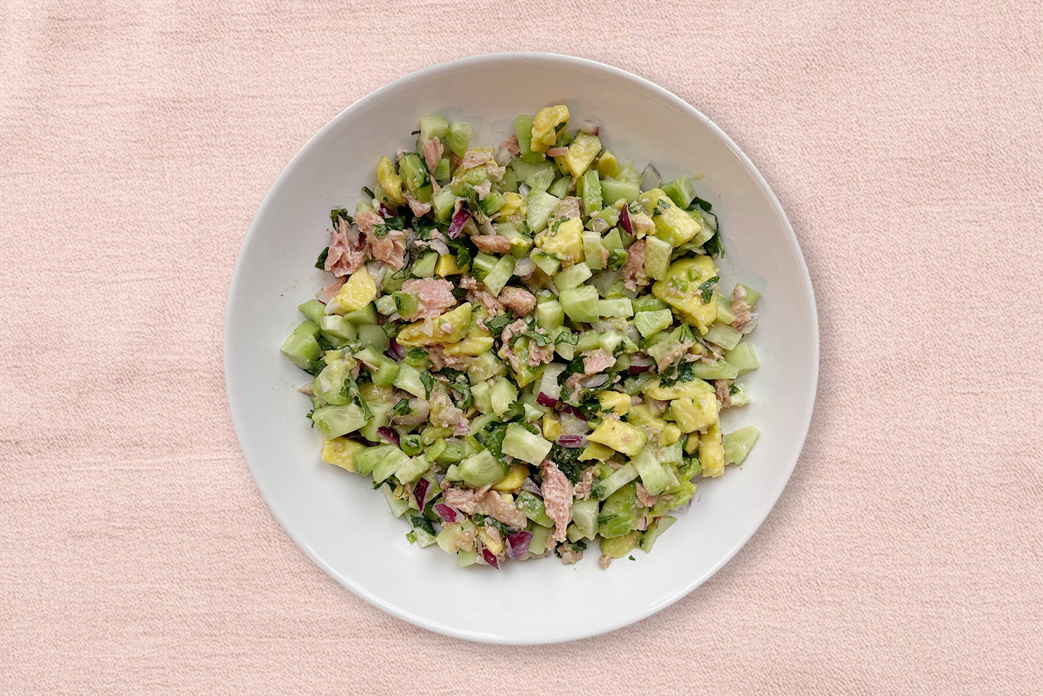 Огурцы обычно очищаю от кожуры: так текстура салата нежнее