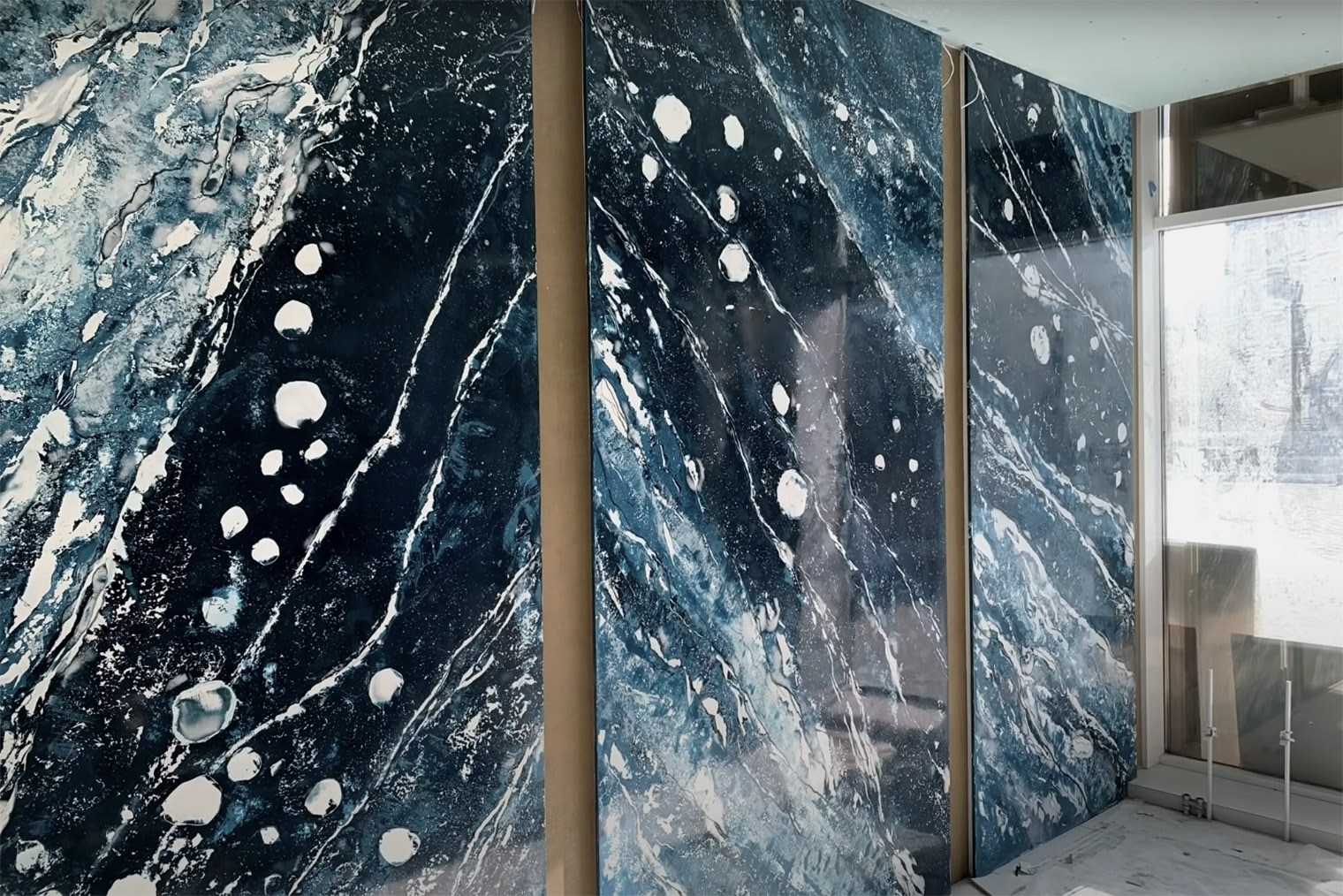 Венецианская штукатурка позволяет имитировать каменное покрытие и всегда смотрится акцентной. © Евгений Султанов / Youtube