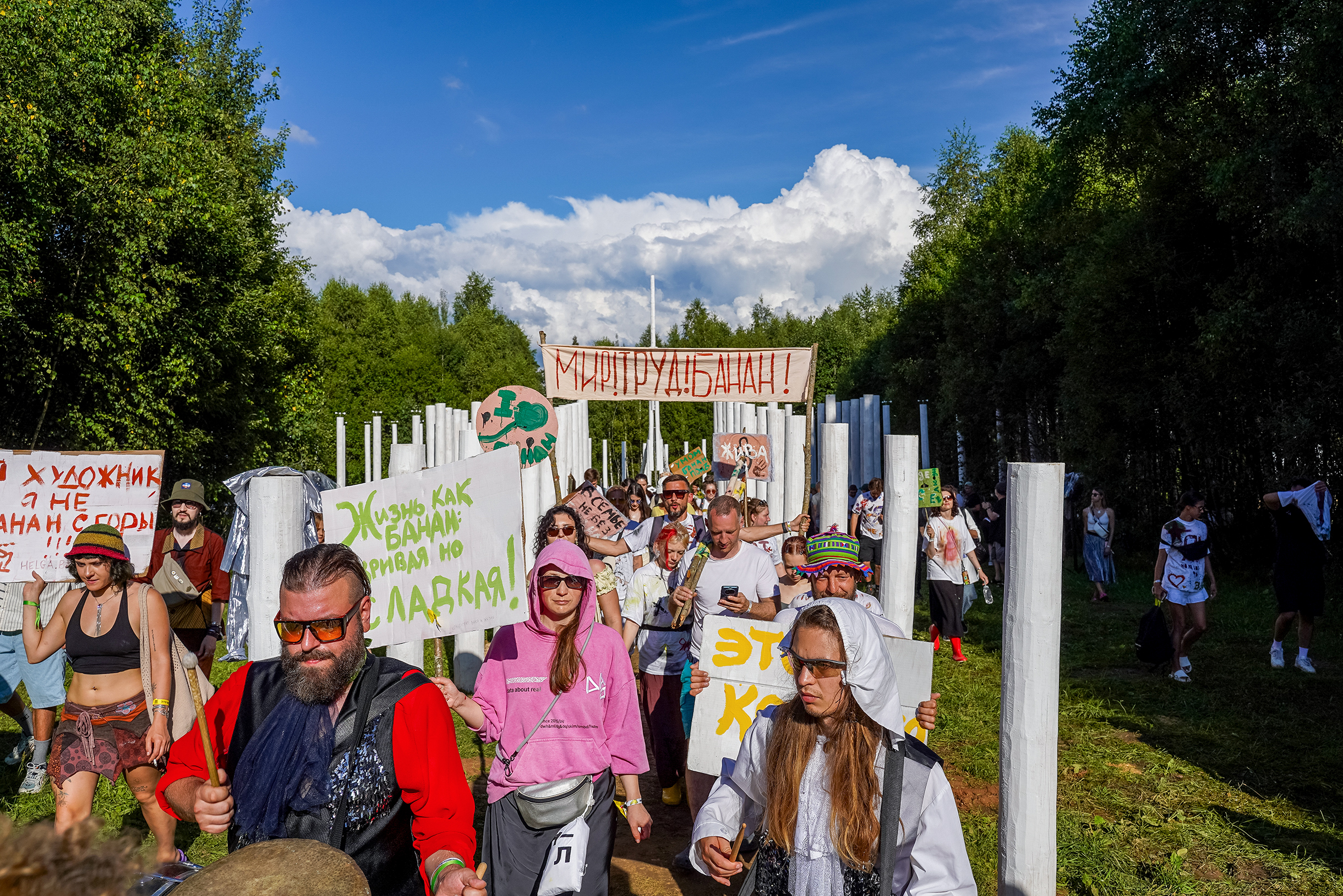 На «Площади церемоний» проходила церемония банановой надежды — шествие непризнанных художников, которые шли в суд. Он должен был решить, кто виноват в их непризнании. Фотография: Николай Прокофьев / пресс-служба «Архстояния»