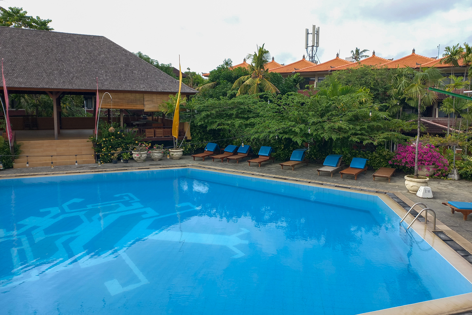 Кута максимально приспособлена для туристов. Здесь большой выбор отелей, часто — на первой линии и с панорамными бассейнами. © Дарина Устич