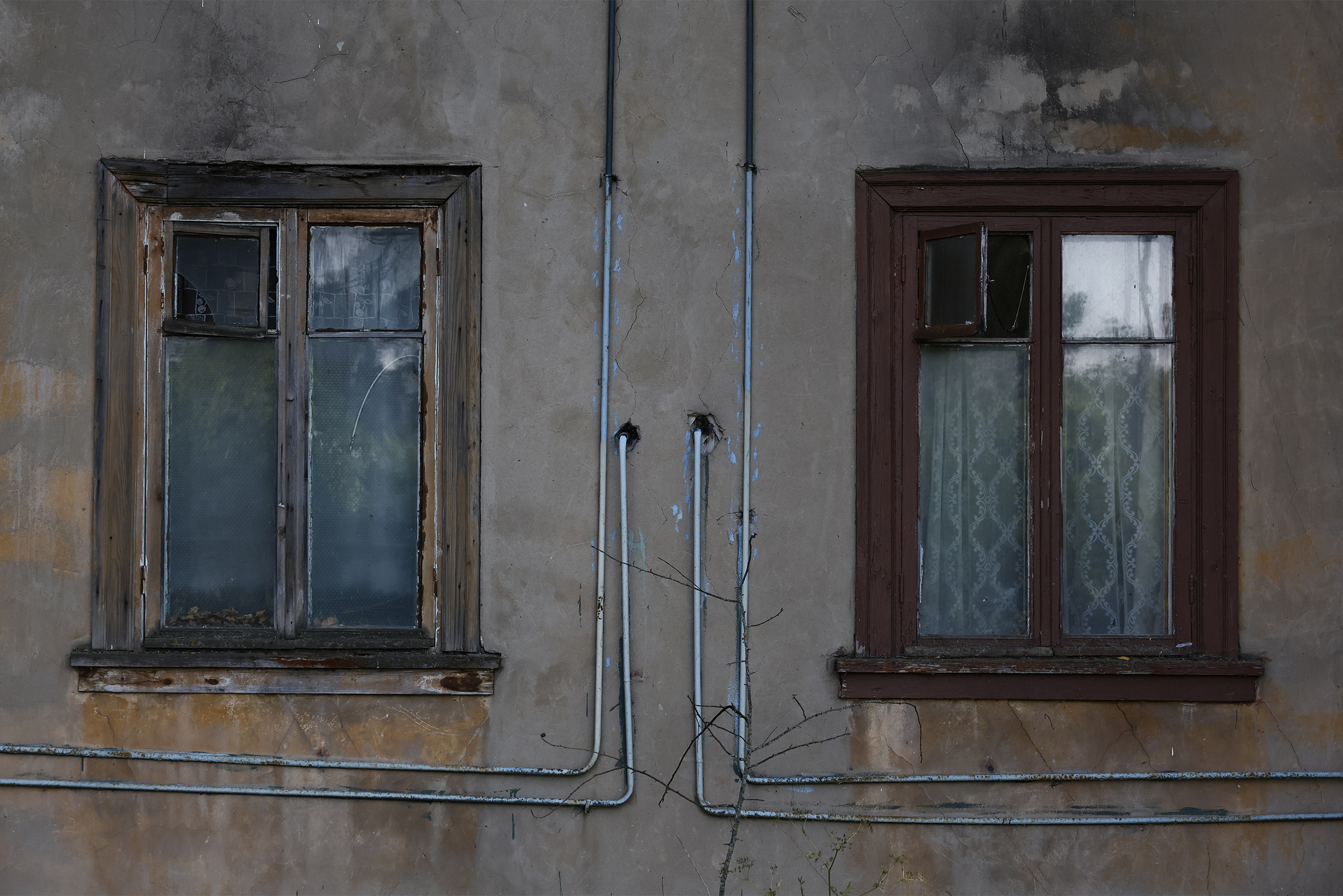 Это газовые трубы, они ведут к баллонам, которые хранятся в ящиках снаружи