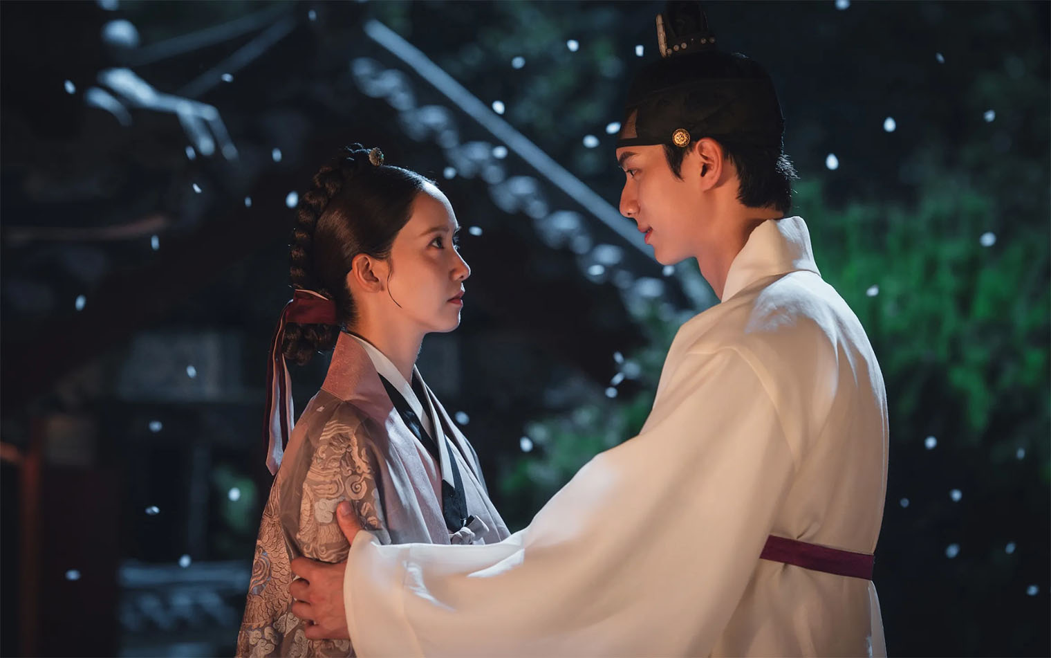 Изначально предполагалось, что короля сыграет Пак Сон-хун. Но из-за скандала, в который попал актер после публикации спорного поста в своих соцсетях, его участие было отменено. В итоге роль досталась юному актеру Ли Чхэ-мину. Кадр: tvN