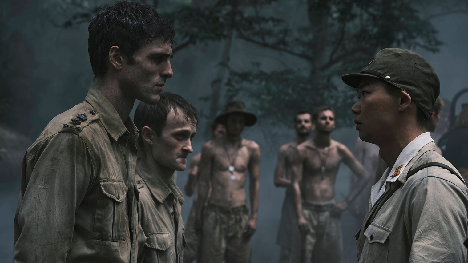 Сериал снят по роману австралийца Ричарда Флэнегана. При написании он вдохновлялся историей своего отца, ветерана Второй мировой войны. Однако путь протагониста основан на судьбе доктора Эдварда Данлопа, героя войны, пережившего японский плен. Кадр: Amazon Prime