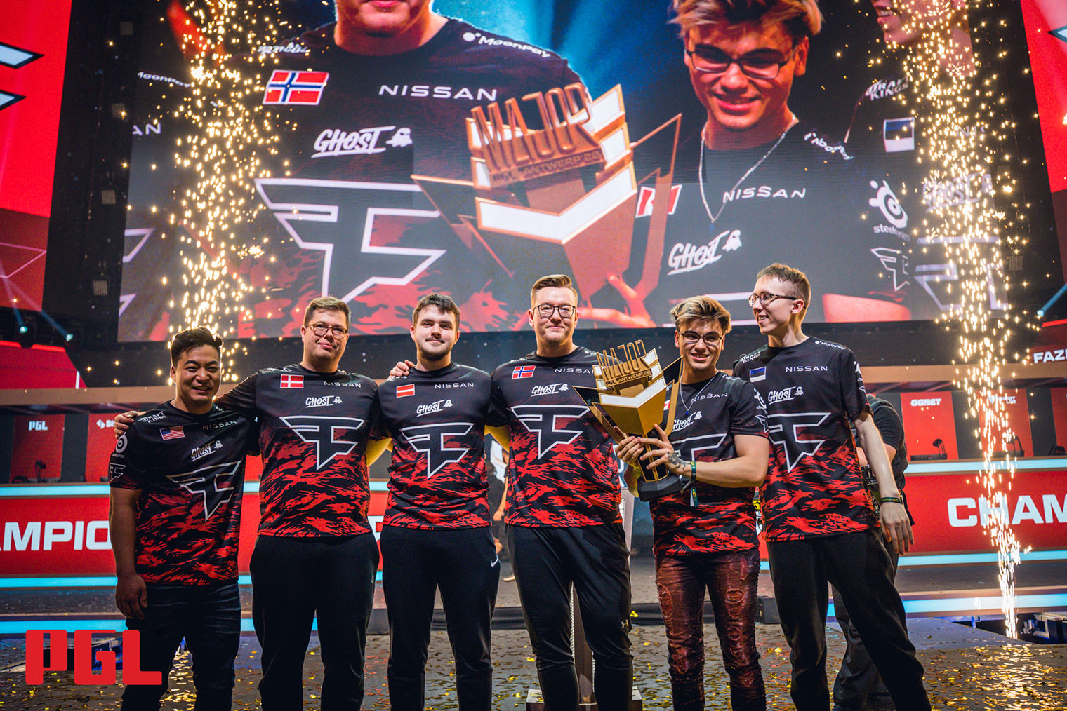 FaZe Clan после победы на PGL Antwerp Major 2022. Источник: photos.pglesports.com