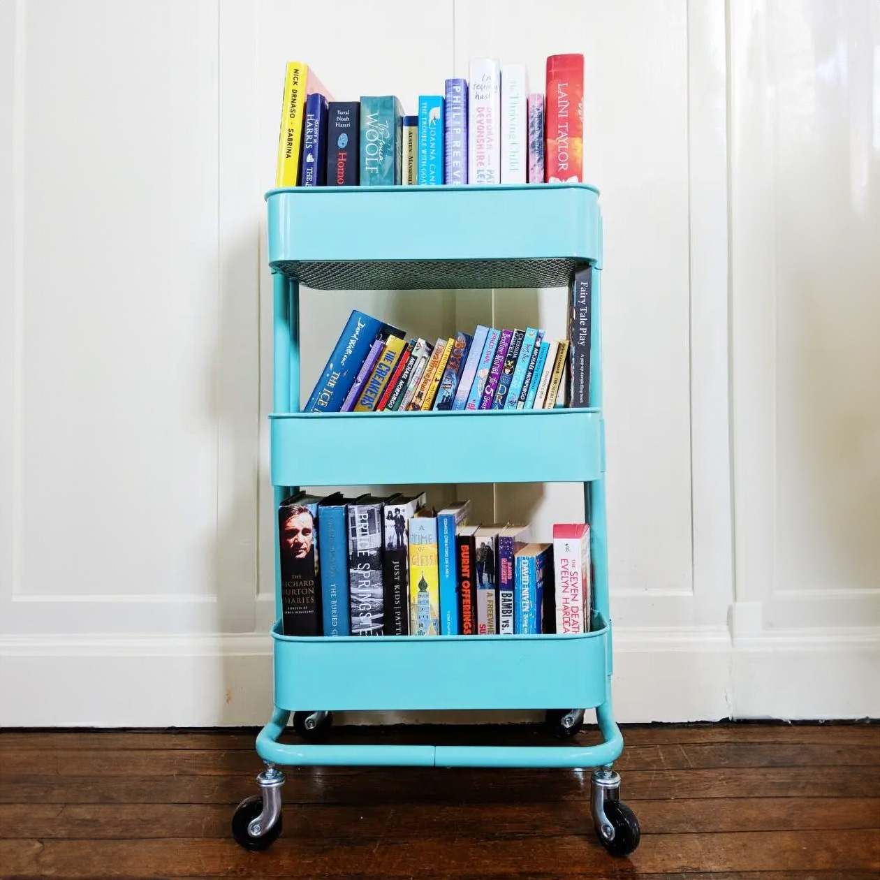 Яркая тележка с книгами — сама по себе декоративный элемент. Фото: The Book Family Rogerson / Pinterest