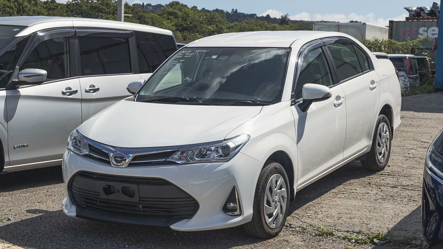 Toyota Corolla Axio и Fielder для внутреннего рынка — тоже B-класс, на ступень ниже обычной Corolla для глобального рынка. С 2012 года для нее используют платформу младшей модели Yaris и обычно более простые моторы и оснащение. © Михаил Якимец