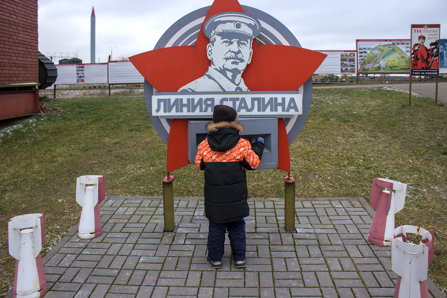 В этом комплекте верхней одежды сын отходил почти две зимы: рукава куртки подворачивались и скреплялись липучкой, а штаны были с резинкой внизу. Правда, к концу второй зимы штаны пришлось заменить: сын их протер
