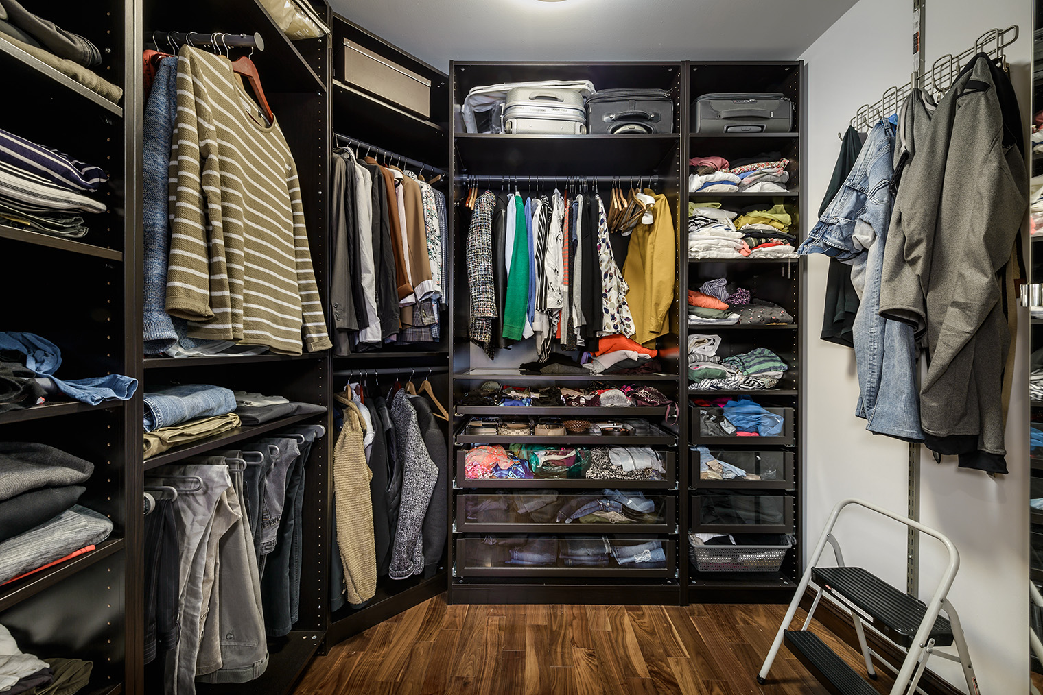 Для гардеробной лучше всего подойдет отдельное помещение площадью 4⁠—⁠5 м², куда можно входить. Но и большой шкаф-купе — тоже вариант. Фотография: Anatoli Igolkin / Shutterstock