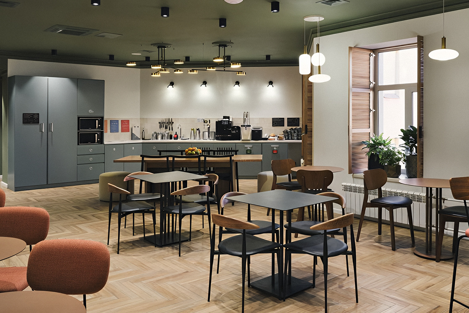 Обычно в коворкингах есть зона кухни-столовой с микроволновками и кофемашиной. Источник: praktik.work