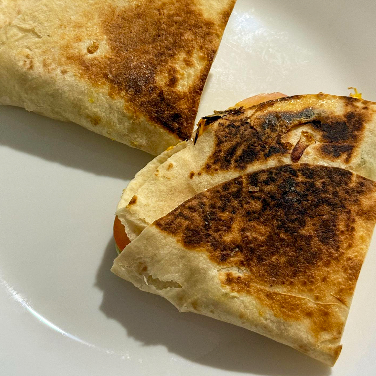 Мой завтрак — тортилья с яйцом и овощами