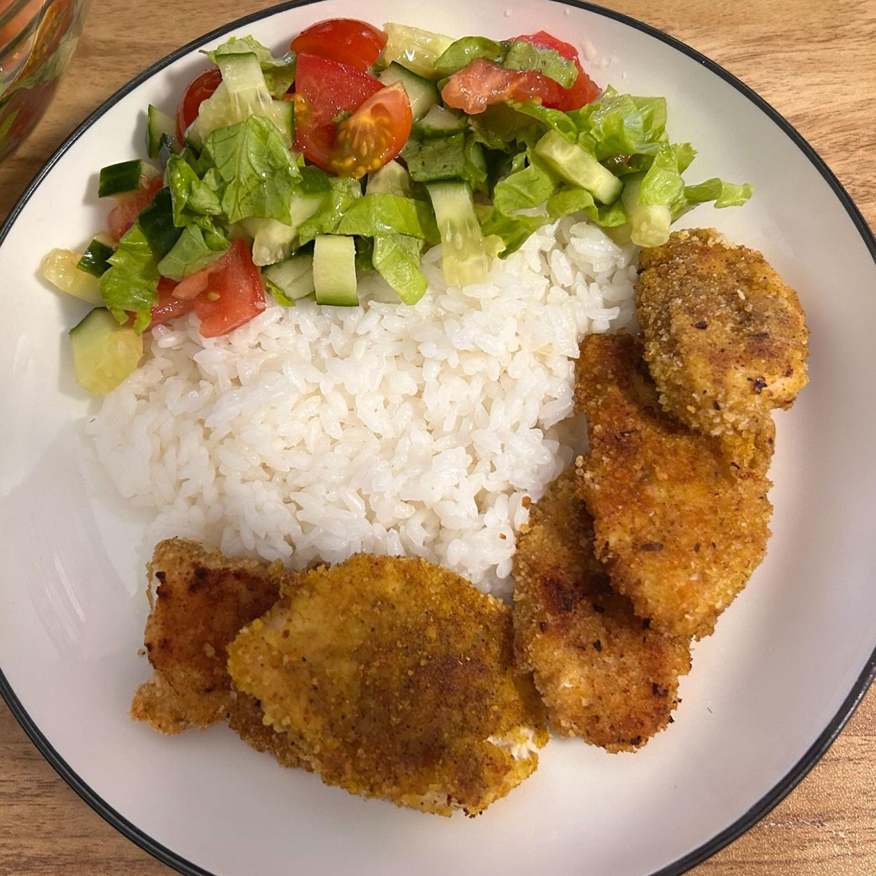 На обед у нас курица, рис и салат