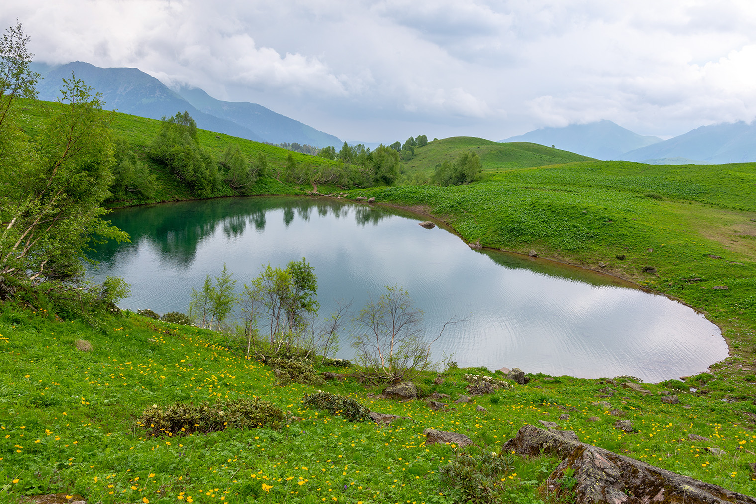 Озеро получило название из-за своей формы сердца. © ILIA BLIZNYUK / Shutterstock / FOTODOM