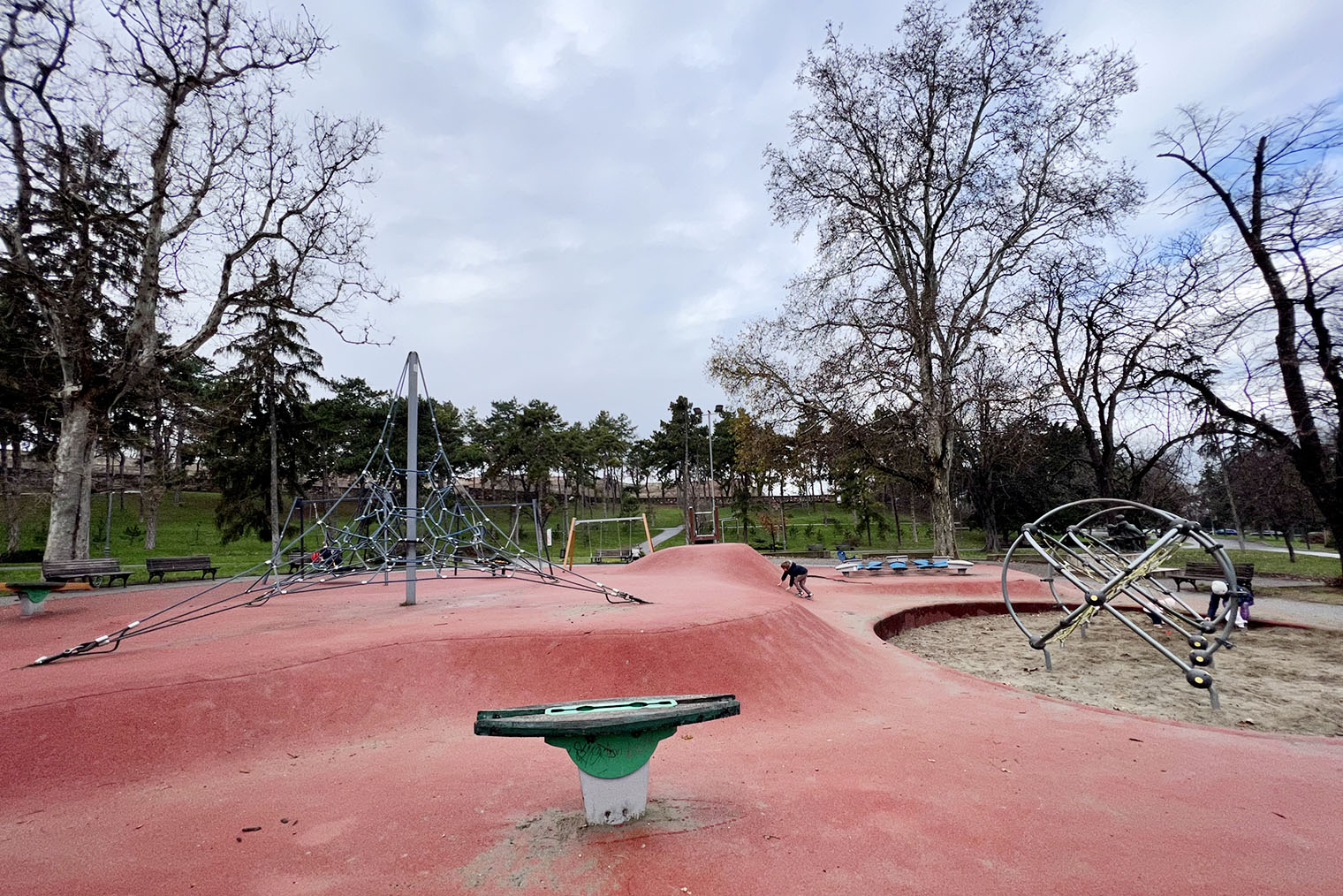 В парке «Калемегдан» несколько детских площадок. Наш ребенок заинтересовался той, что расположена недалеко от зоопарка