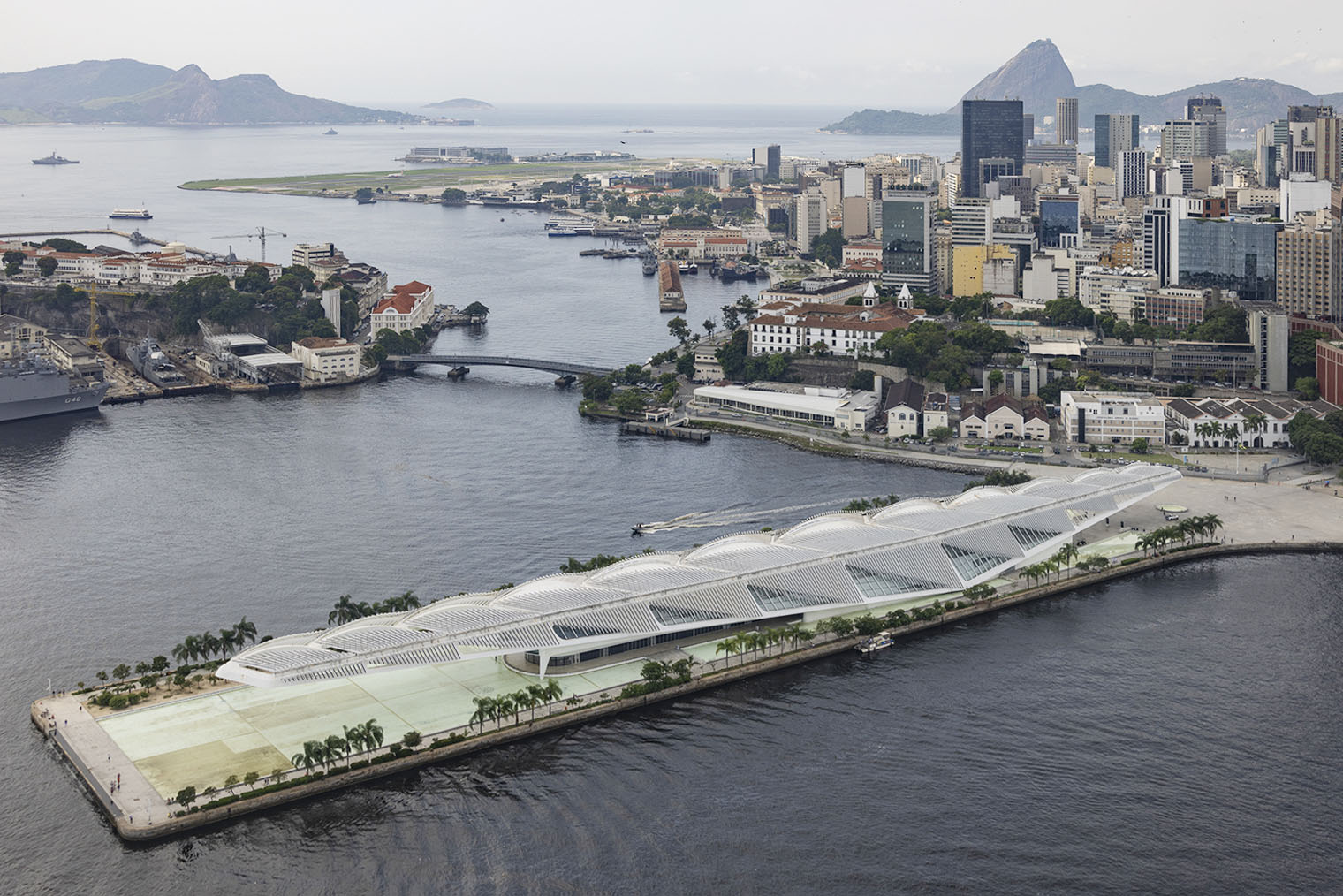 Огромное здание работает на солнечных батареях — как в идеальном экологичном мире. Фотография: Arne Müseler / arne-mueseler.com / Wikimedia
