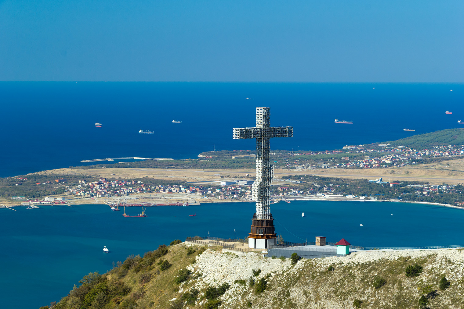 Высота креста — 43 метра, почти как 15-этажный дом. С возвышенности у скульптуры открываются отличные виды на хребет, бухту и открытое море. Фотография: JeKh / Shutterstock