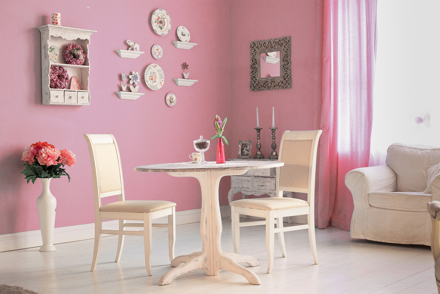 Розовый создает впечатление несерьезного интерьера. Фотография: Lapina / Shutterstock / FOTODOM