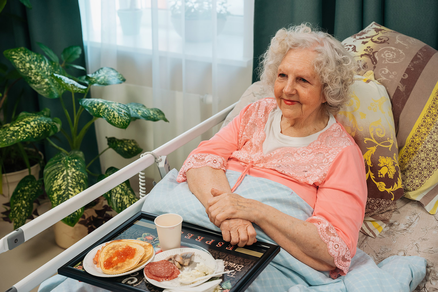 В хосписах создают атмосферу, напоминающую дом. Даже белье на кровати не белое, которое привычно для больниц