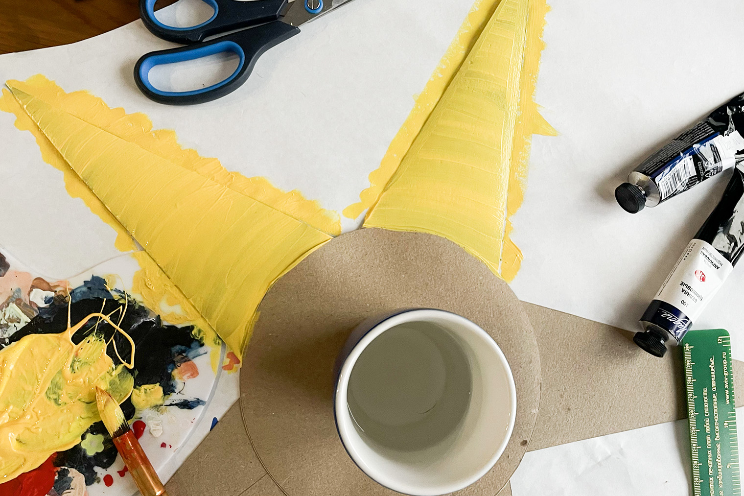 Когда я красила лучи, маска была не совсем прямой, поэтому я поставила на нее стакан воды. Как видите, калька на столе была не лишней: удобно красить размашисто, выходя за края