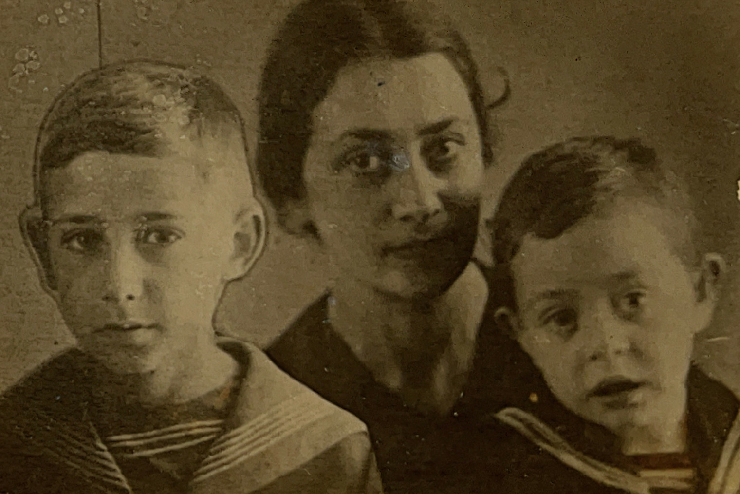 Ева с детьми — Яковом слева и Феликсом справа. Думаю, что это фото сделано во времена эвакуации