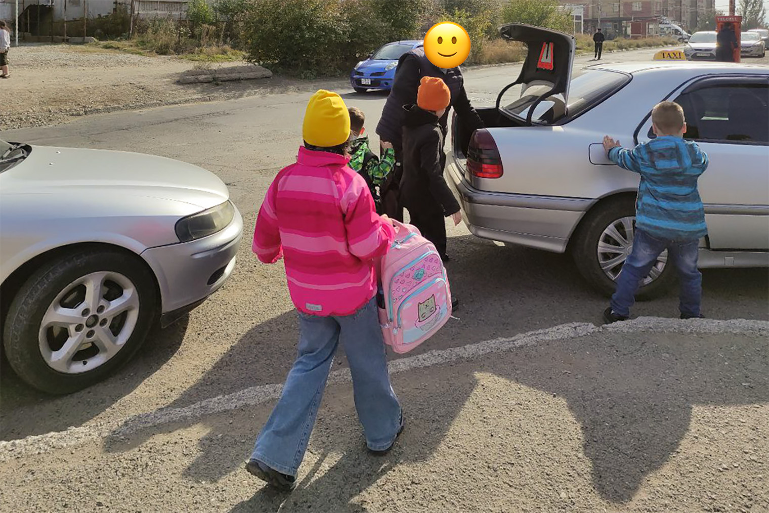 Дети садятся в такси, чтобы поехать на продленку