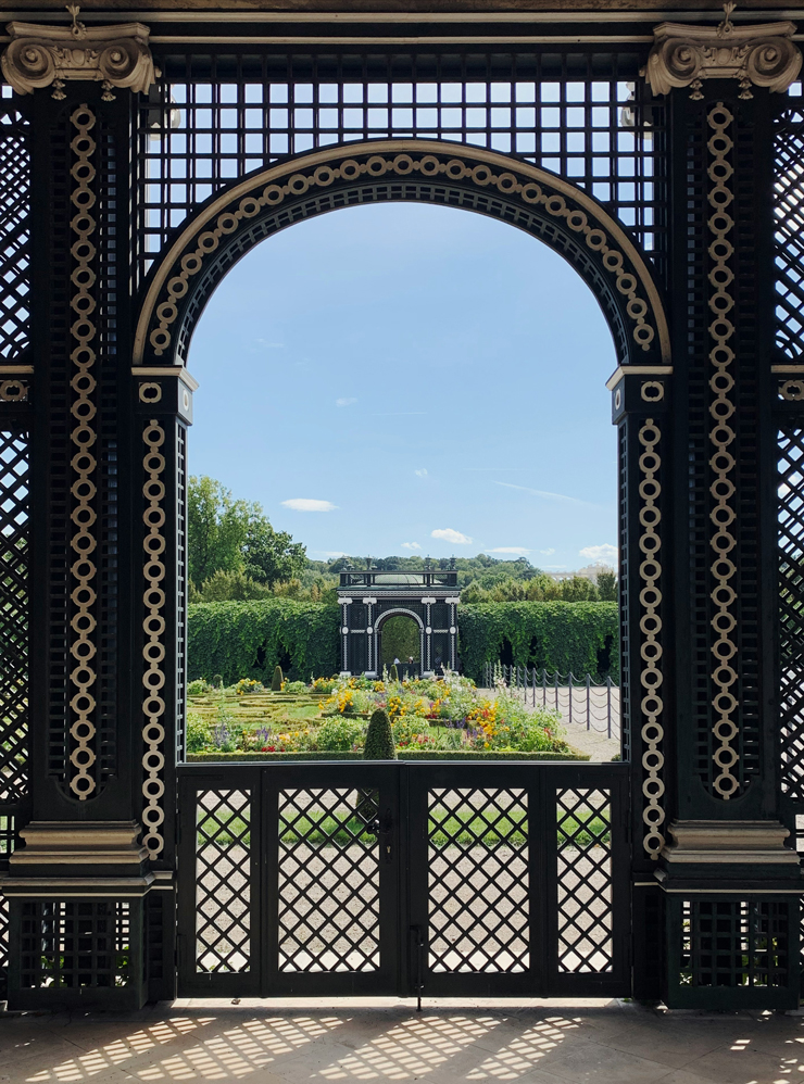 Решетчатые арки и беседки добавят саду королевского шика. Фотография: Olivier Chatel / Unsplash
