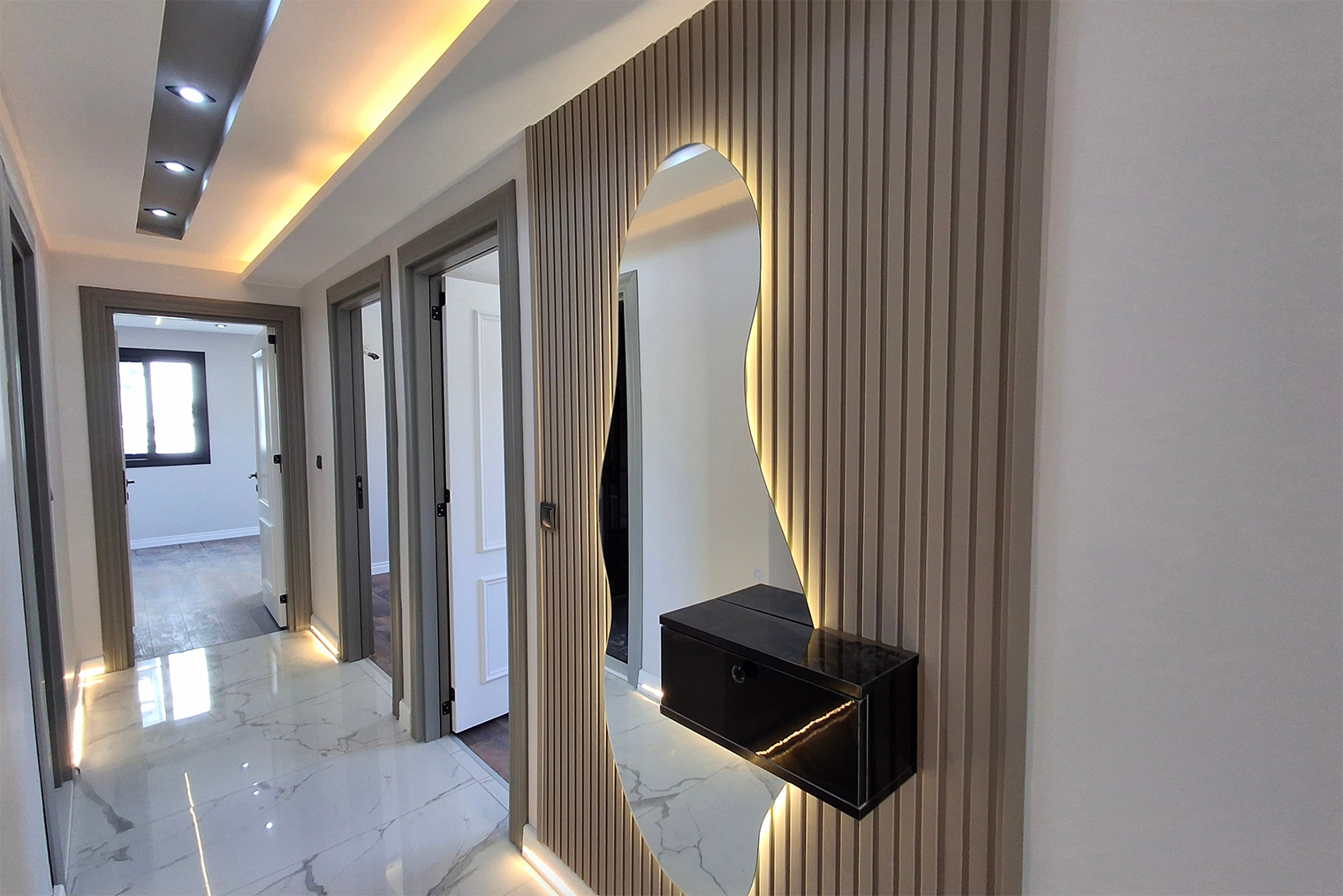 Световые линии вдоль стен или плинтуса создают мягкую направляющую подсветку, которая дополняет основной свет. © Simontanya / Shutterstock / FOTODOM