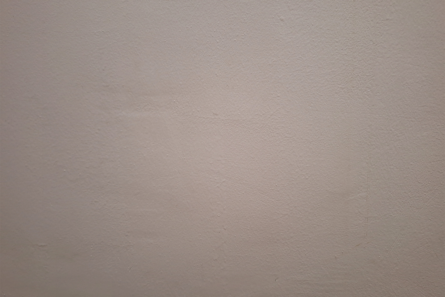 Удалось отмыть все пятна. Но стены в подъезде не гладкие, а шершавые. Поэтому кое-где вместе с грязью я стерла и краску. Придется подкрасить