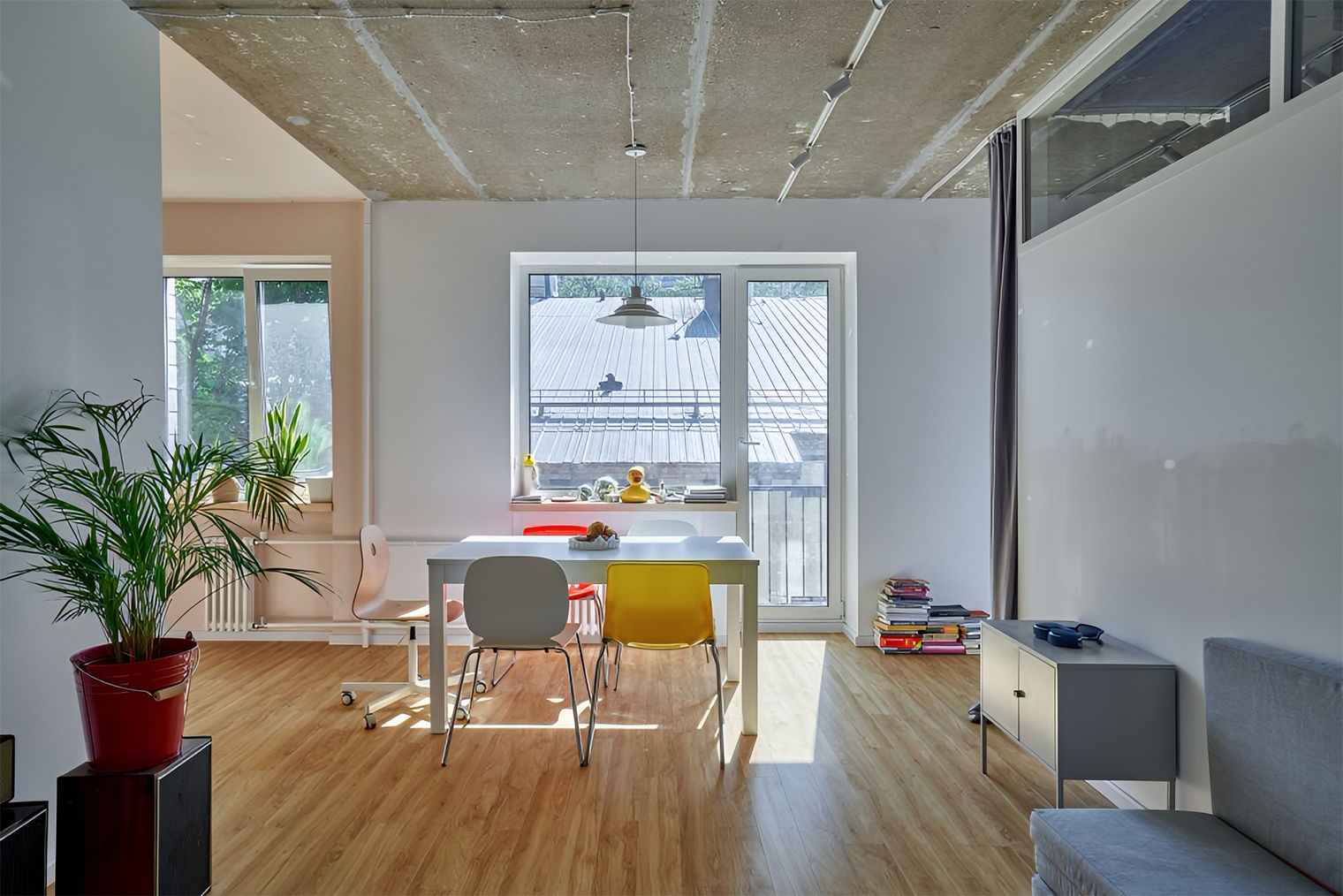 Сдержанный и рациональный характер модернизма проявляется в открытой планировке, функциональной мебели, простой геометрии, нейтральной отделке с точечными цветовыми акцентами, больших окнах и утилитарном освещении. © roomdesignburo.ru