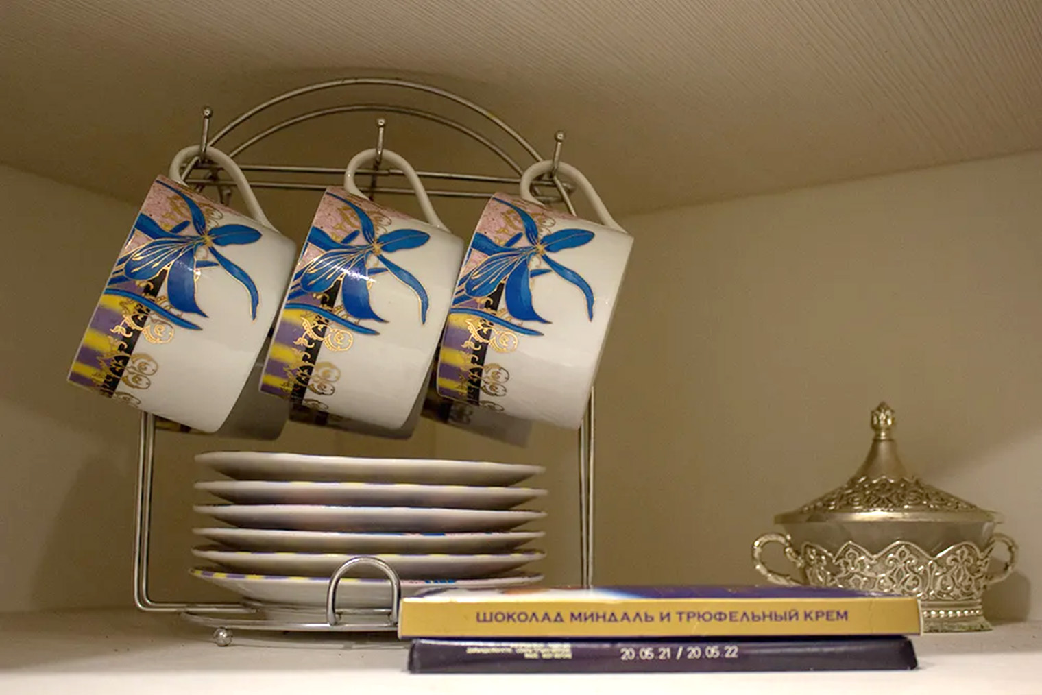 Шоколад хранится у меня вместе с медом в шкафчике с чайным набором