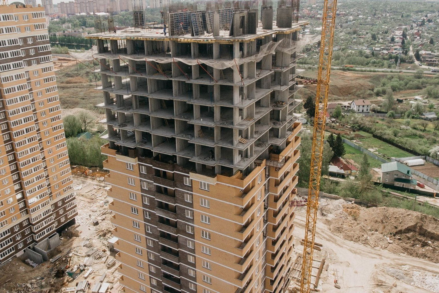 Здесь видна последовательность строительства монолитного дома: на нижних этажах каменщики уже возводят наружные стены, а опалубки со стен средних этажей сняты и перенесены на верхний. monolit-surgut.ru