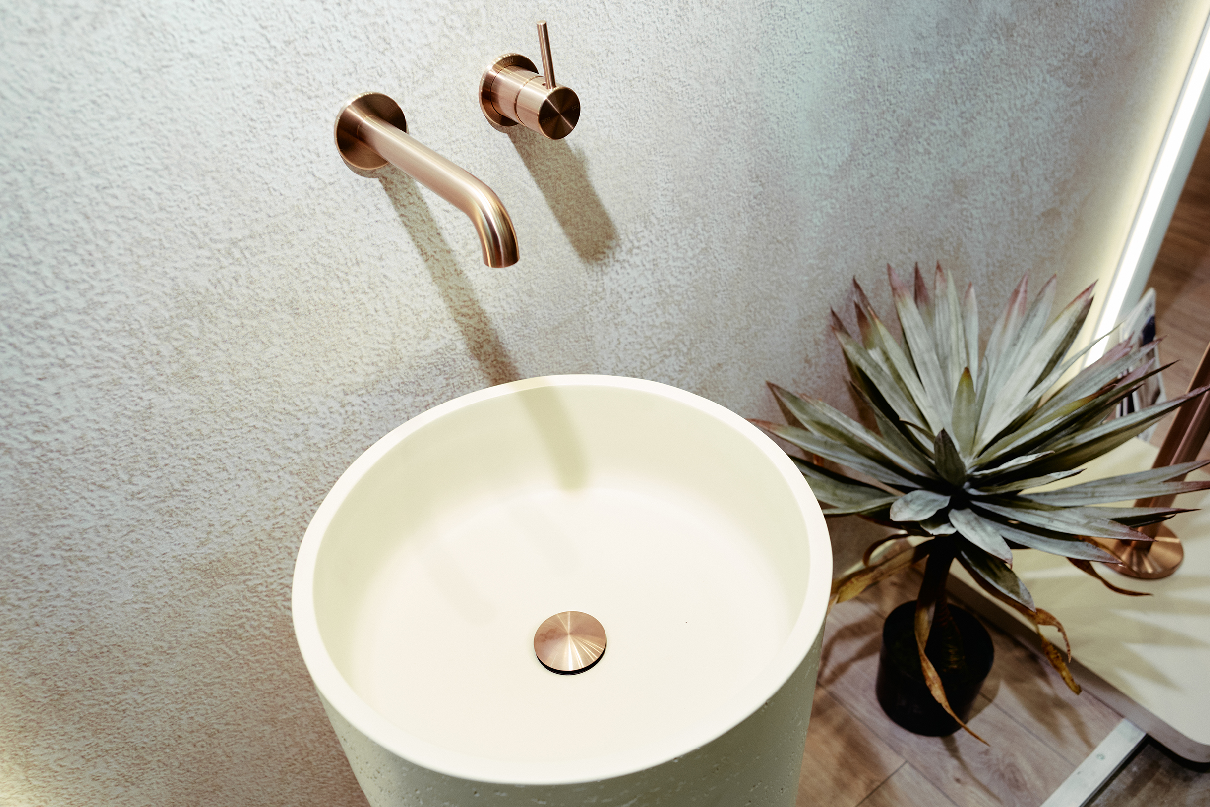 Есть и более сдержанные варианты желтого металла — ближе к медным