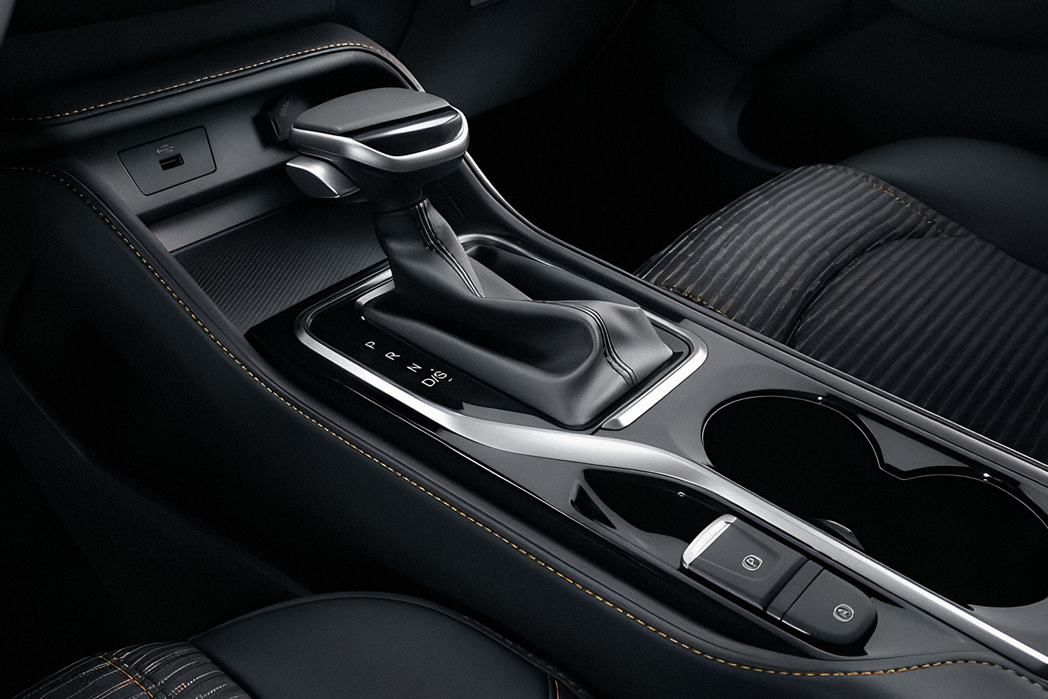 Рычаг вариатора и электрический стояночный тормоз на центральном тоннеле. Источник: moskvich.ru