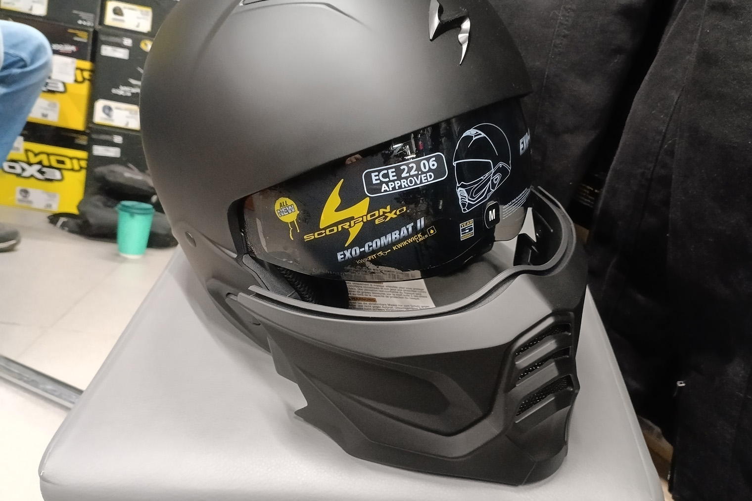 С надетой ветрозащитной маской шлем⁠-⁠трансформер Scorpion Exo Combat II похож на интеграл