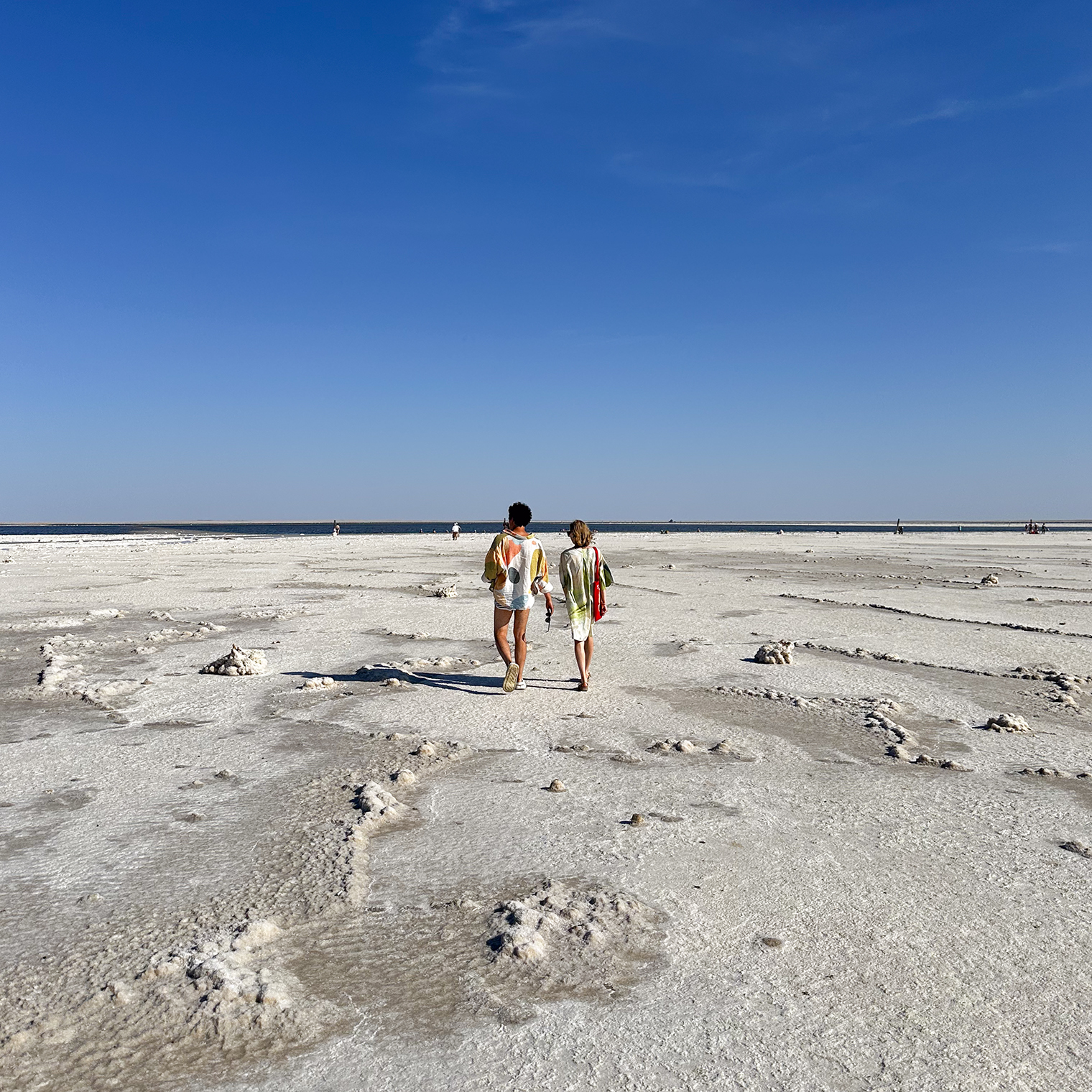 Чтобы искупаться в выломах, придется прогуляться по соляной поверхности озера