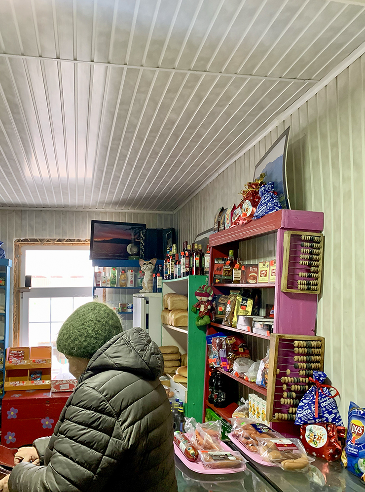 Магазинчик в Сибирке. Выбор продуктов небольшой, в наш приезд там не было некоторых базовых вещей, например яиц