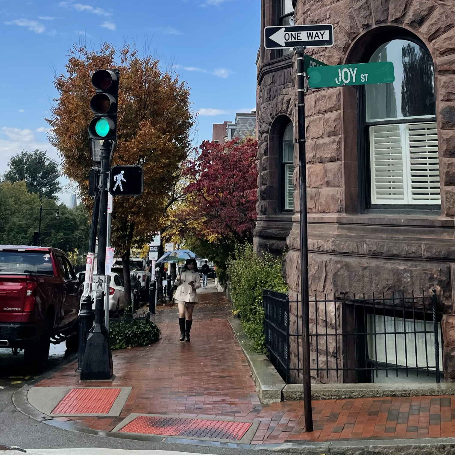 Легкий осенний дождик и все цвета листвы на одном фото