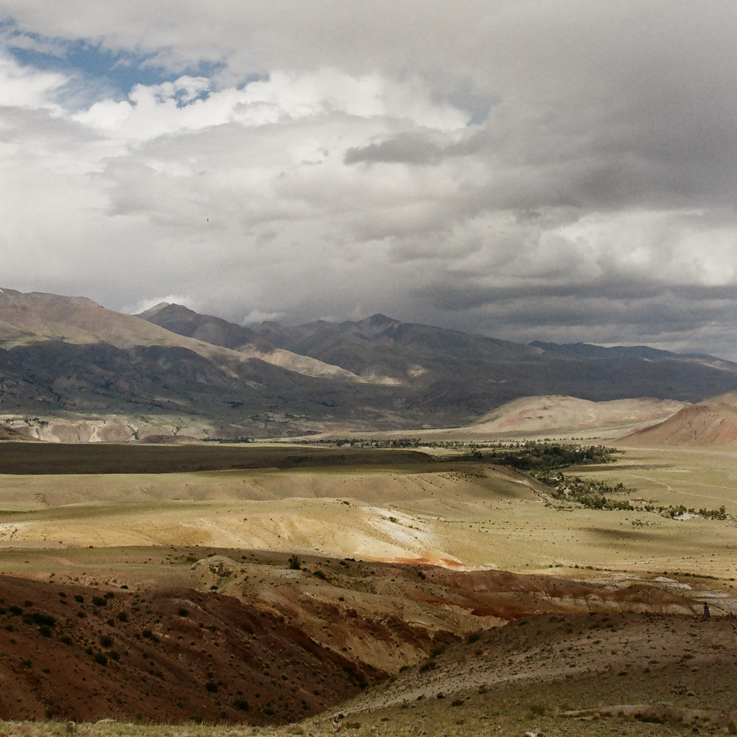 Заглянули на Алтайский Марс. Дорог сюда как таковых нет, едешь в пыли, но, когда добираешься, понимаешь, что виды компенсируют всю тряску. Место туристическое, машин много, так что за уединением не сюда
