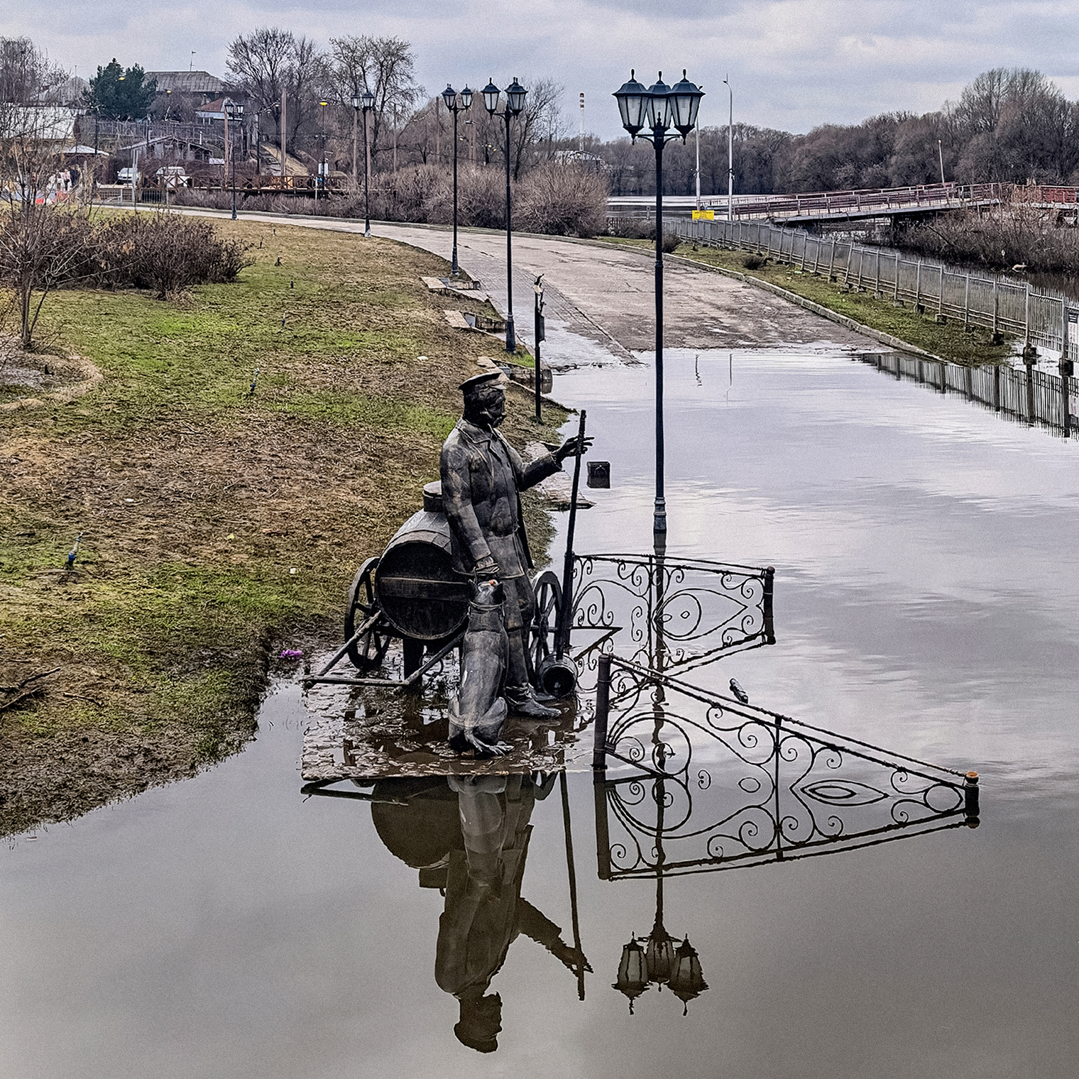 На набережной Москвы-реки стоит памятник водовозу. В Коломне часто случались наводнения. Рядом со скульптурой даже есть отметки, в какой год и до какого уровня поднималась вода