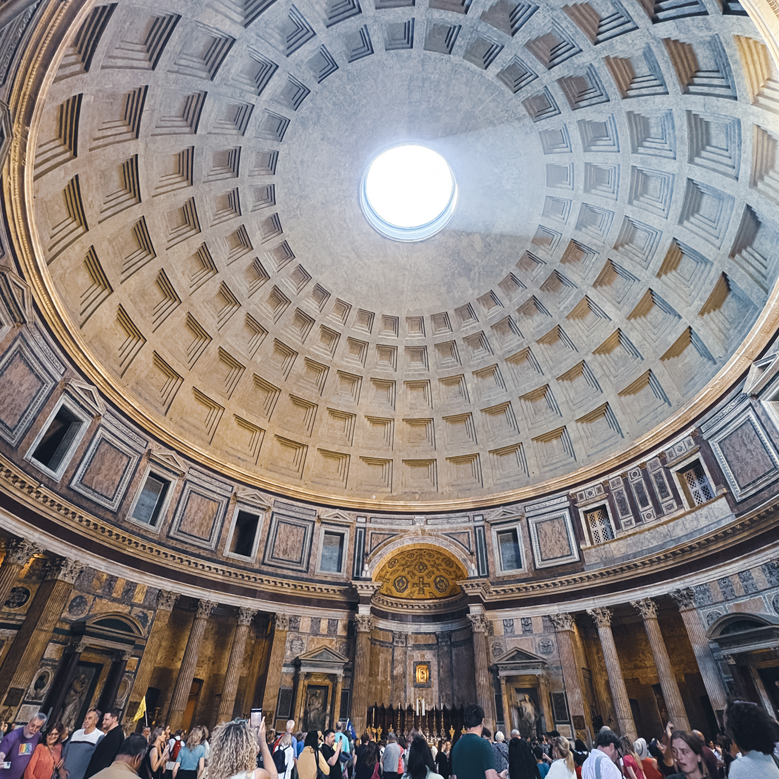 Пантеон внутри. Единственное место, где мы платили за вход. Все остальные впечатления получили абсолютно бесплатно