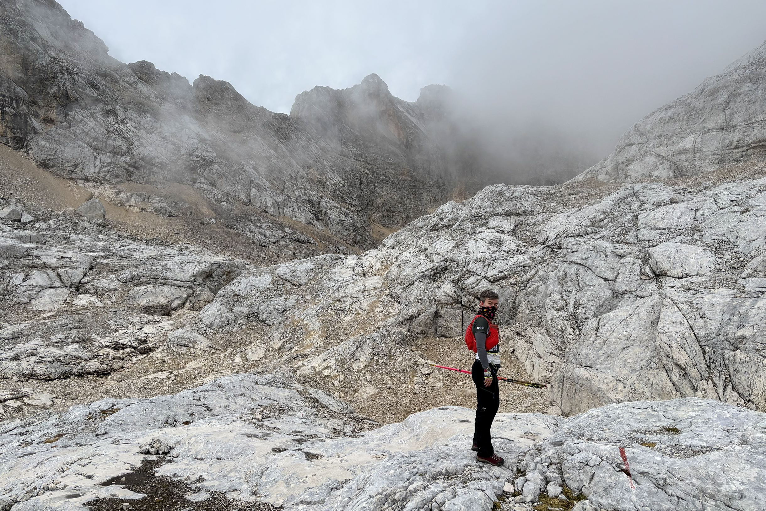 Виды как в «Безумном Максе»«Безумный Макс» — кинофраншиза, действие которой происходит в постапокалиптической Австралии. Мы поднимались на Триглав по самому сложному пути, и это было страшно. Падать очень высоко — метров двести-триста вертикально вниз, а на горе, кроме нас, вообще никого. Где-то были тросы и штыри, мокрые и заледеневшие, но кое-как получалось ухватиться, где-то приходилось вспоминать навыки скалолазания. Самым пугающим был момент, когда мои палки зацепились за пояс. Пришлось их доставать, отпустив обе руки, а они застряли. Достать никак не получалось, и ноги уже начали подкашиваться от напряжения