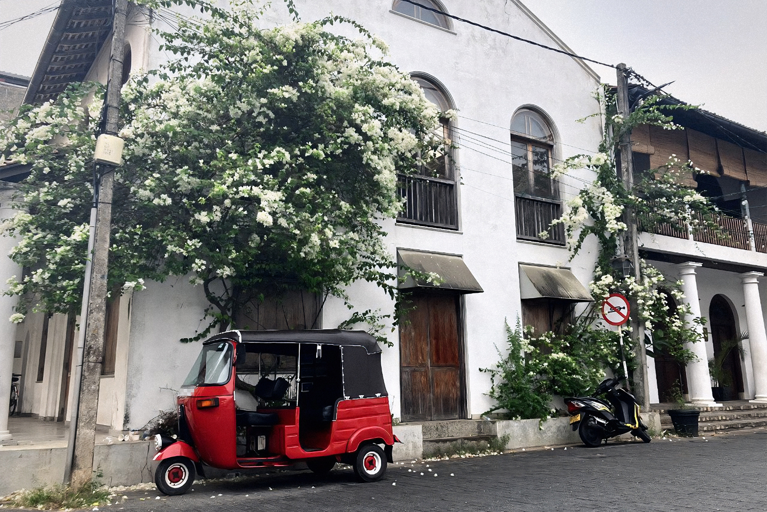 Внутри крепости возникло ощущение города в городе. Это большая территория со множеством переулков, где расположены отели, церкви, рестораны, супермаркеты и почтовое отделение